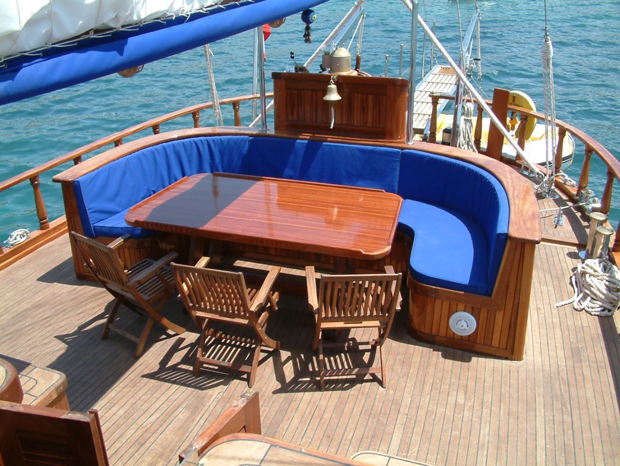 Escapade — exterior